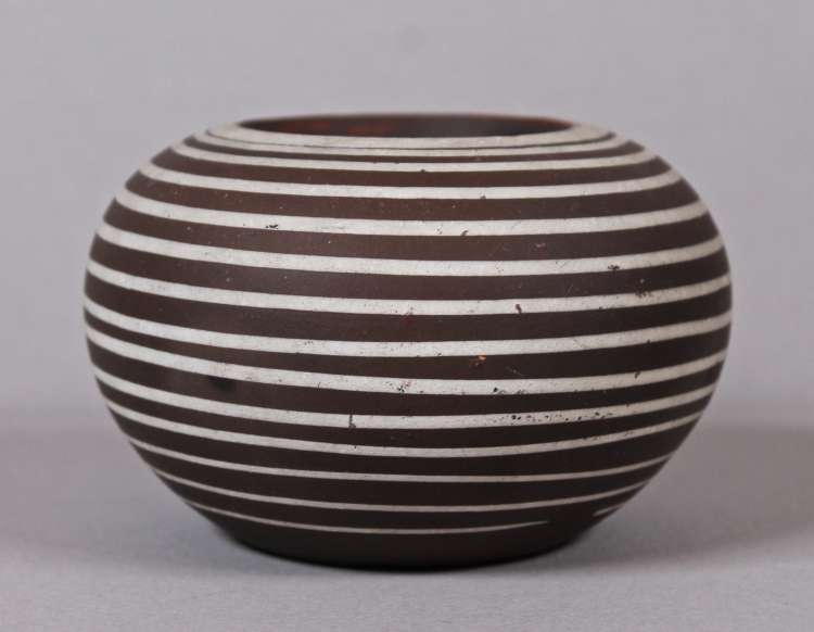 Fernand Elchinger - Petit vase à rayures asymétriques blanches sur fond noir