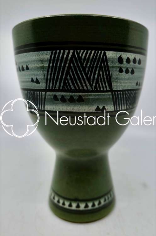 Fernand Elchinger - Vase calice à décor géométrique fantaisiste sur fond vert et intérieur jaune