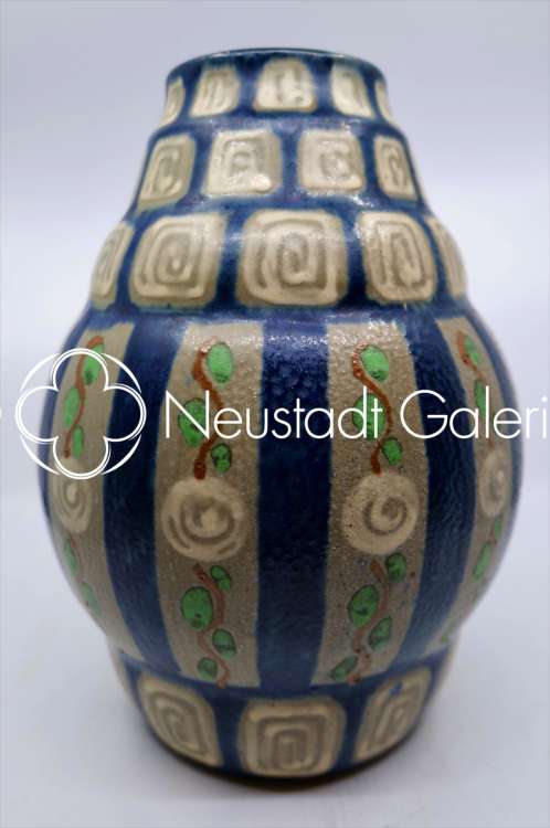 Léon Elchinger - Grand vase à fond gris clair. Le col et le bas  du vase sont décorés d un quadrillage bleu pâle