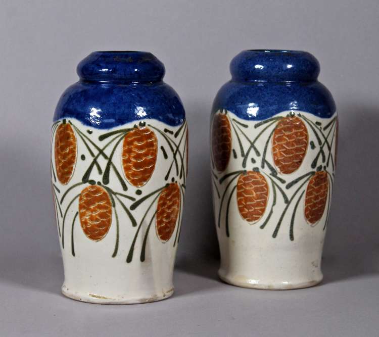 Léon Elchinger - Paire de vases à col corolle de couleur bleu et décor de pommes de pin