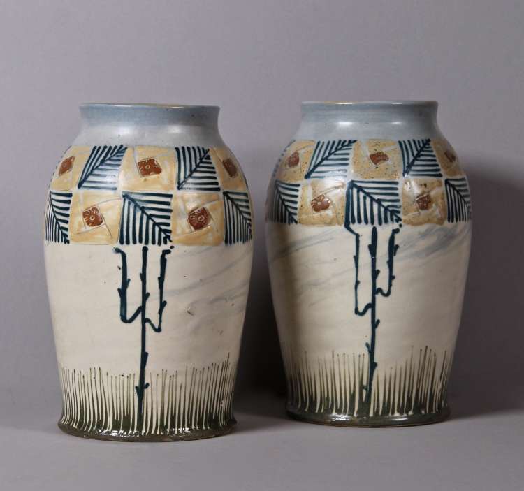 Léon Elchinger - Paire de vases à décor de pommes de pins stylisés