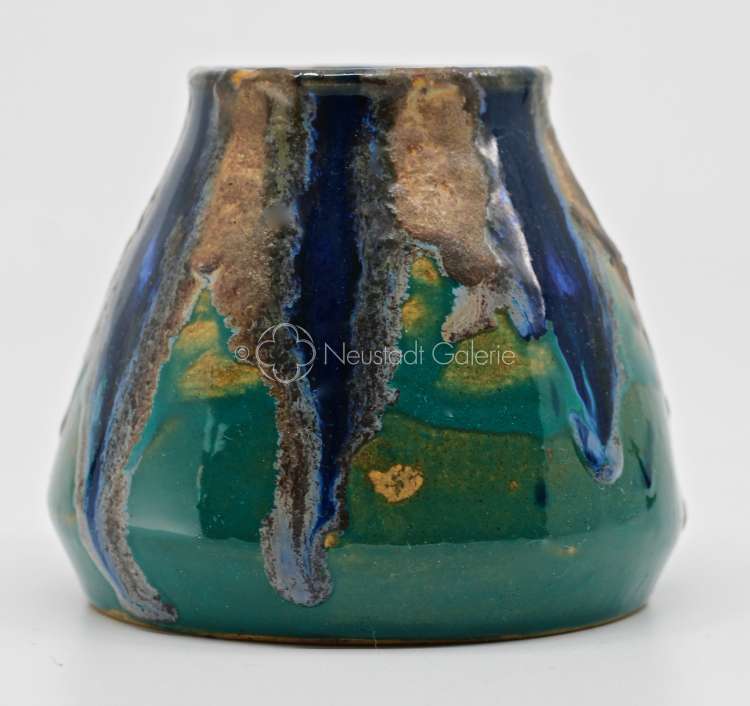 Léon Elchinger - Petit vase à coulures bleues et rouilles sur fond vert