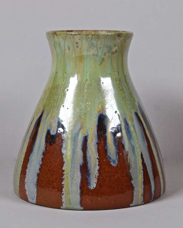 Léon Elchinger - Vase à base élargi et à coulures vertes sur fond brun