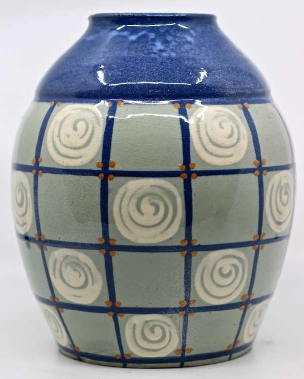 Léon Elchinger - Vase à décor de carreaux et de spirales sur fond gris et col bleu