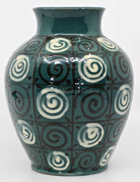 Léon Elchinger - Vase à décor de spirales blanches et noirs sur fond vert