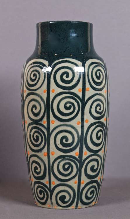 Léon Elchinger - Vase à décor de spirales vertes foncés sur fond beige