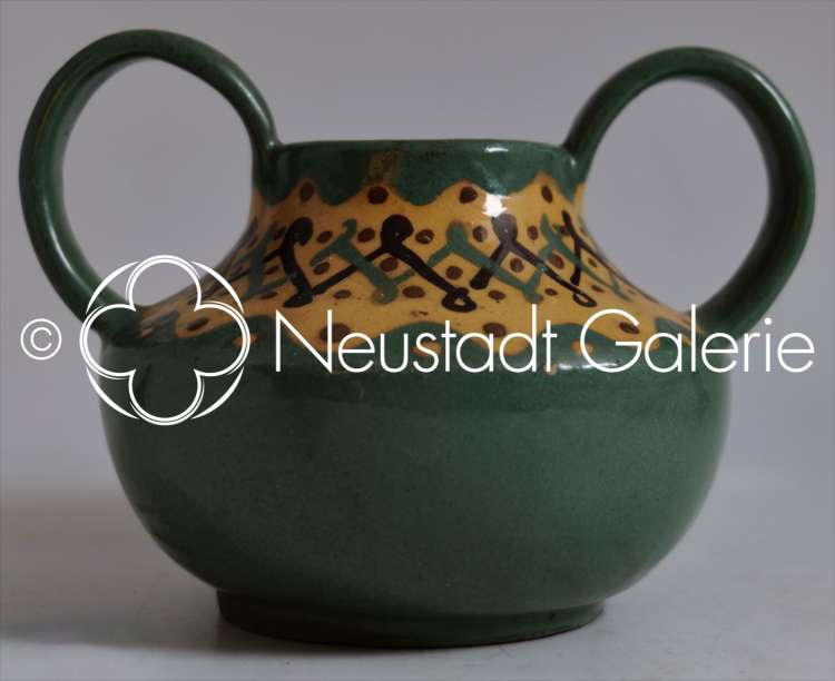 Léon Elchinger - Vase à deux anses et à décor de frises sur fond vert