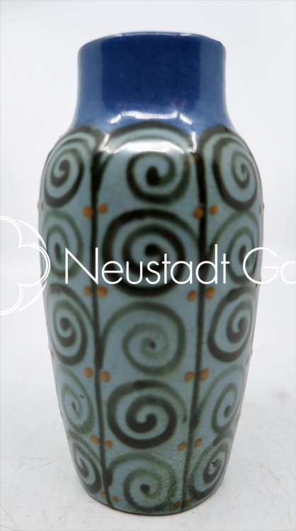 Léon Elchinger - Vase à spirales sur fond bleu