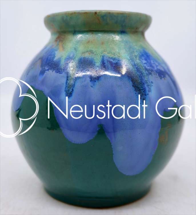 Léon Elchinger - Vase boule à décor de coulures bleues sur fond vert