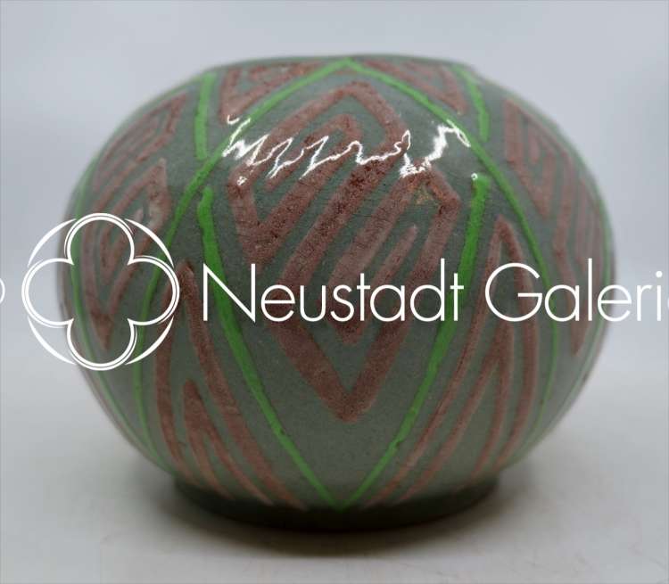 Léon Elchinger - Vase boule à décor de géométrique rose et vert