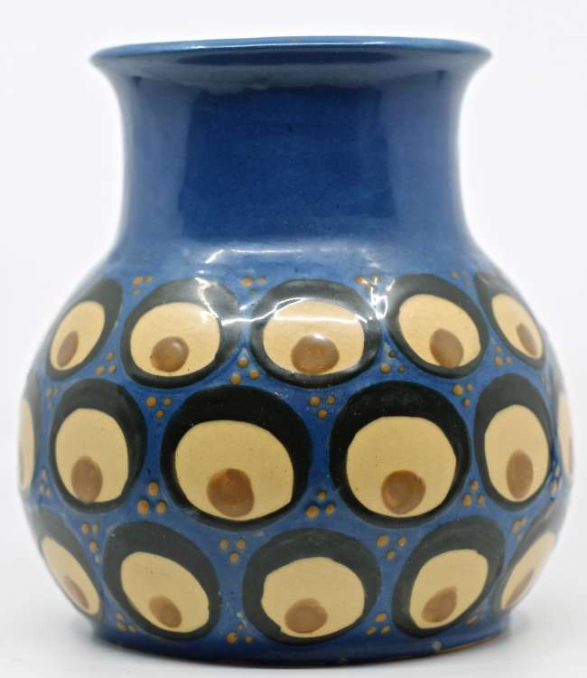 Léon Elchinger - Vase boule à décor de plumes de paons sur fond bleu