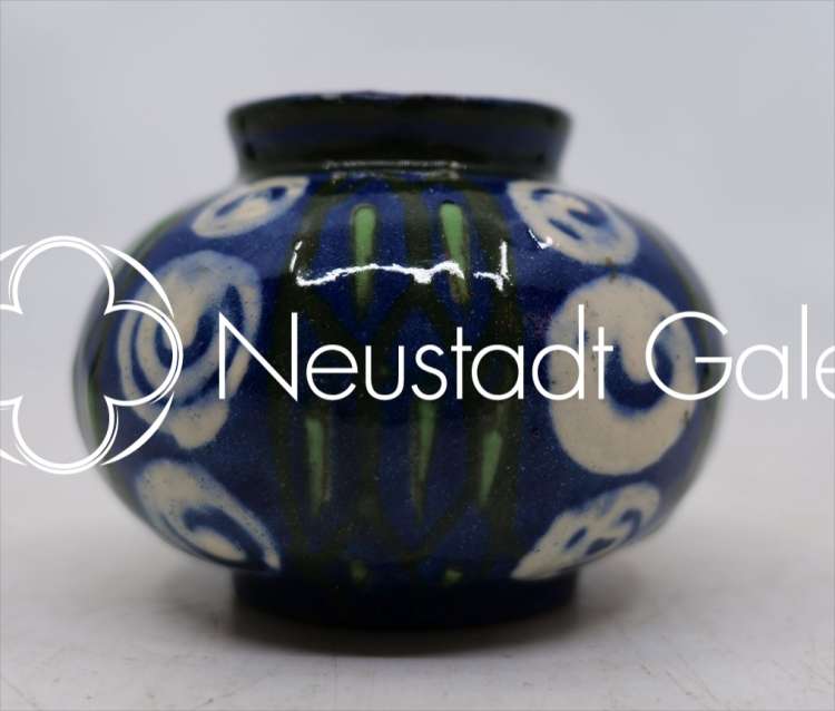 Léon Elchinger - Vase boule à décor de spirales blanches et fond bleu