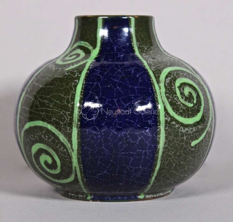 Léon Elchinger - Vase boule à décor de spirales et bandes bleues