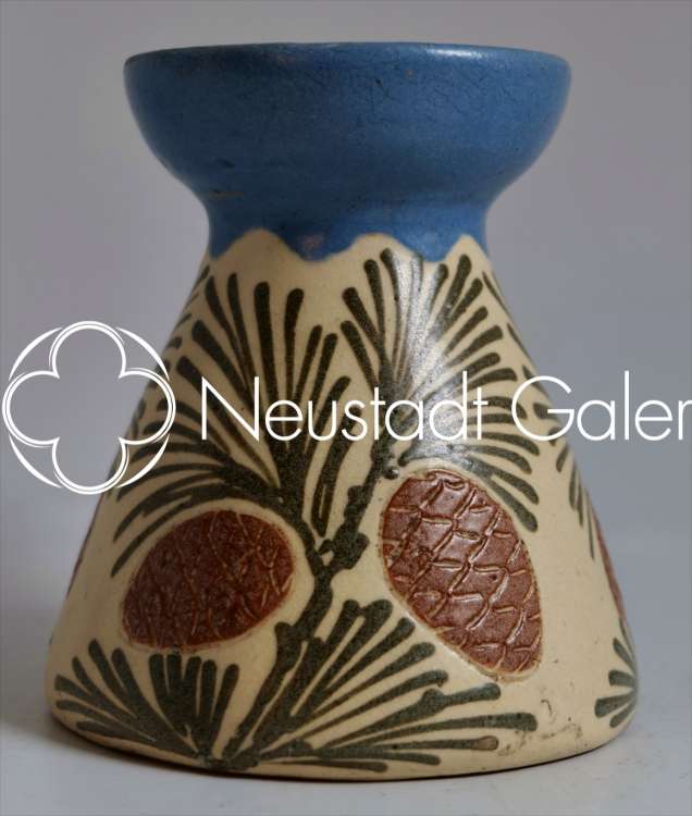 Léon Elchinger - Vase conique à décor de pommes de pins et col bleu