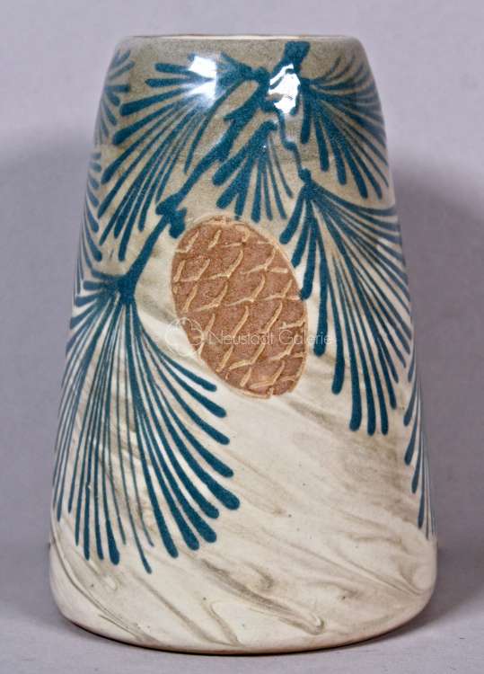 Léon Elchinger - Vase conique à décor de pommes de pins