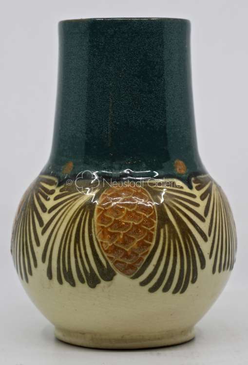 Léon Elchinger - Vase de forme balustre à décor de pommes de pins
