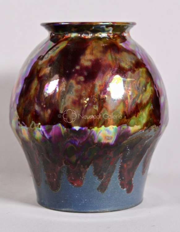 Léon Elchinger - Vase flammé à nuances de violet, or et bleu