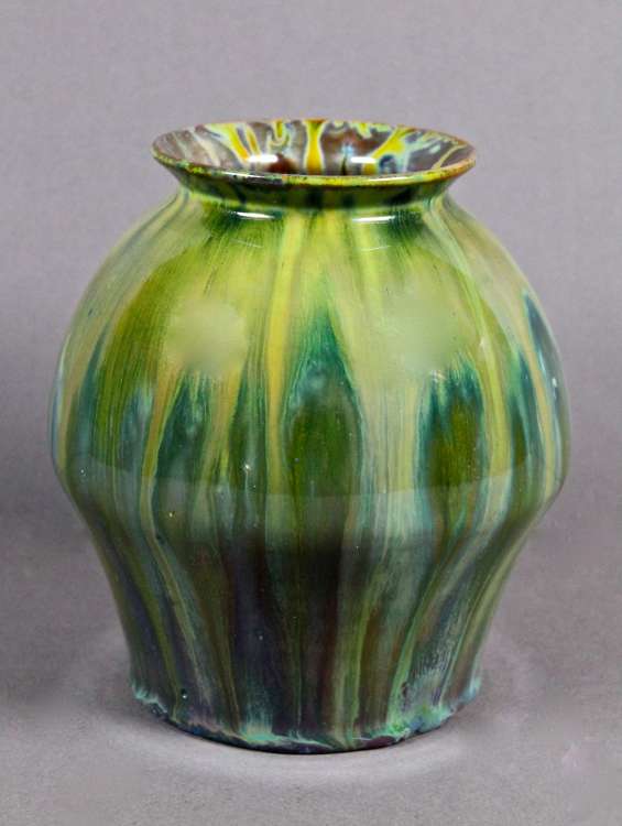 Léon Elchinger - Vase irisé aux contrastes vert