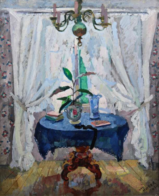 Luc Hueber - Intérieur à la fenêtre et à la table à la nappe bleue