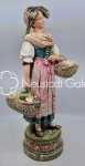 Anonyme fin XIXe siècle Jeune alsacienne aux corbeilles de fruits, légumes et fleurs  céramique, hauteur 50cm.  Anonyme XIXe siècle