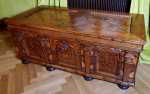 Coffre renaissance 1636 Pin Arolle, placage d’érable, de noyer et d’if. - Villa Ficker à Strasbourg. Travail autrichien ou suisse du XVIIe siècle