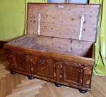 Coffre renaissance 1636 Pin Arolle, placage d’érable, de noyer et d’if. - Villa Ficker à Strasbourg. Travail autrichien ou suisse du XVIIe siècle