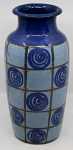 Léon ELCHINGER Vase à décor de carreaux et spirales bleues vers 1920 / 1934. Léon Elchinger