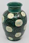 Léon Elchinger - Vase à décorde spirales et ronds blancs sur fond vert. Léon Elchinger