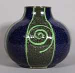 Léon Elchinger Vase boule à décor de spirales et bandes bleues vers 1920 - 1934. Léon Elchinger
