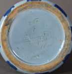 Léon ELCHINGER Vase conique à motifs bleus et points rouges (marque). Léon Elchinger