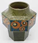 Léon ELCHINGER - Vase en hexagone à décor de fleurs oranges - vers 1920 / 1934. Léon Elchinger