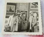 Photographie d époque où l on retrouve un exemplaire de l affiche.  Anonyme XXe siècle
