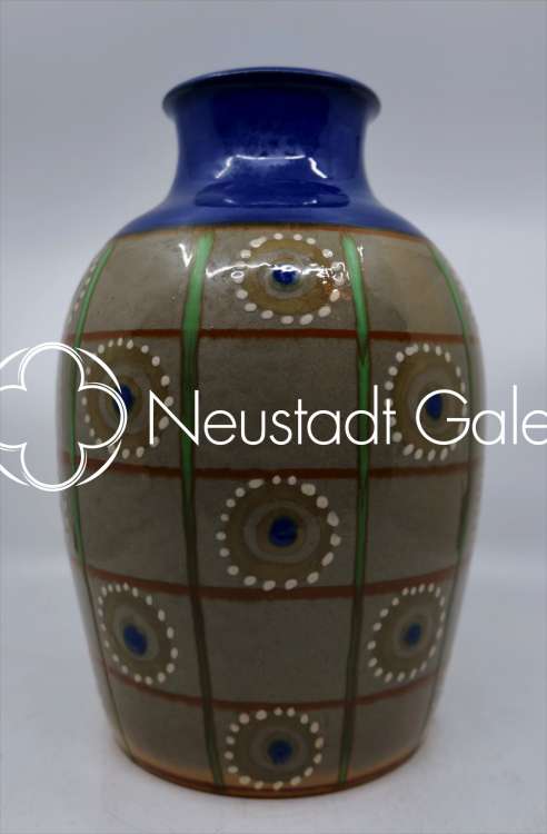 Léon Elchinger - Grand vase balustre en terre cuite émaillé en polychromie à décor de croisillons et motifs circulaires à frise de perles et pastille bleu sur fond gris et bleu