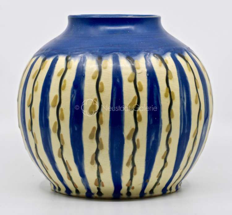Léon Elchinger - Vase boule à décor aux chatons et bandes bleues