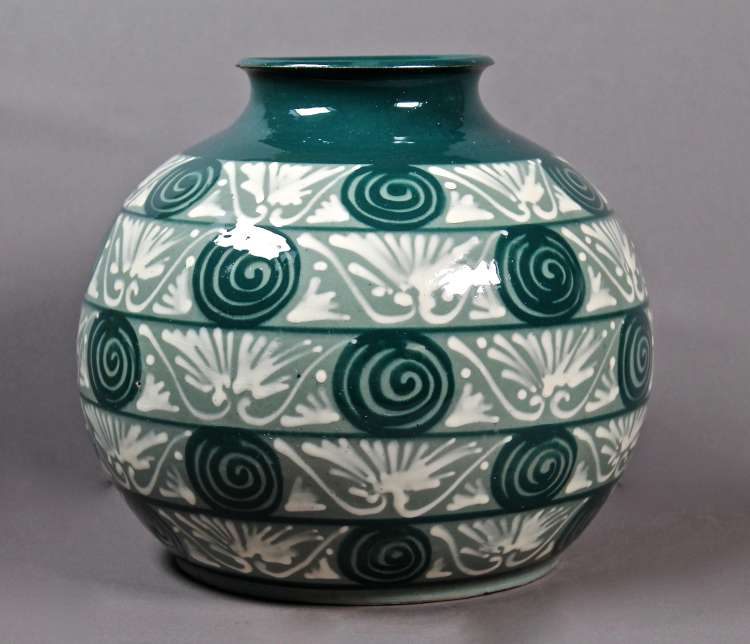 Léon Elchinger - Vase boule, col et décor spirales vert.